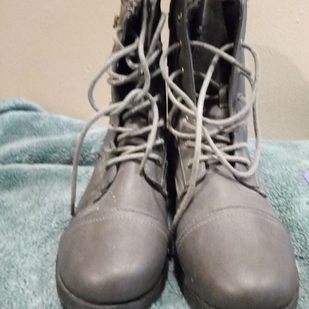 72-5) Arden womens combat boots. NWOT
